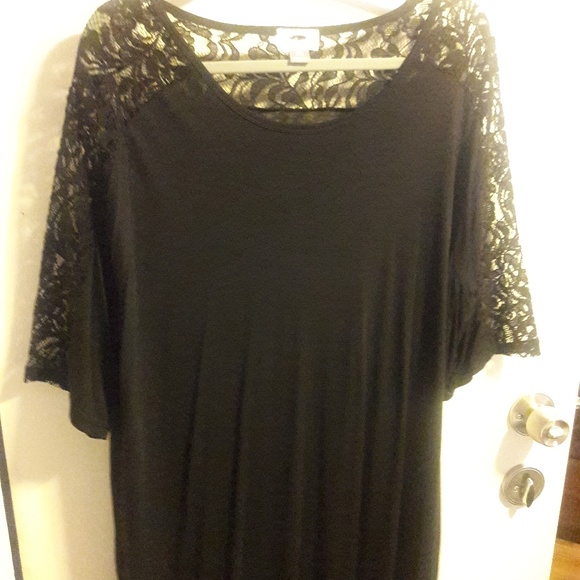 Black top - Picture 1 of 2